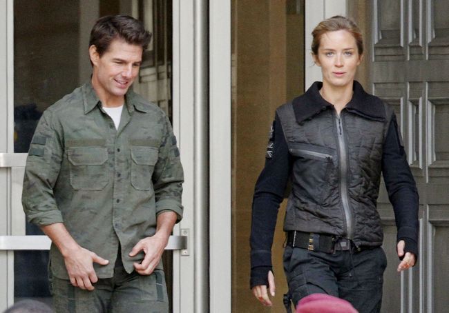 Tom Cruise et Emily Blunt sont vus en train de filmer sur leur dernier film de science-fiction d'action'All You Need Is Kill' in London